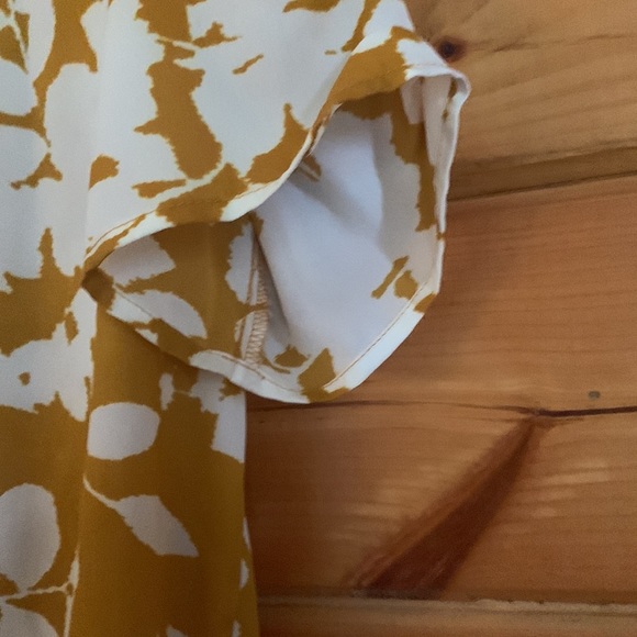 Beautiful yellow and white floral top with decorative tassels. Size M. - Picture 7 of 7